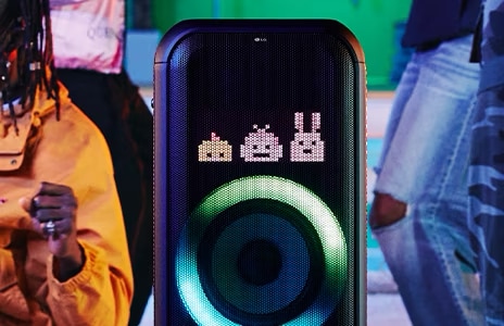 Imagem do XBOOM com Smartphone para mostrar a conectividade